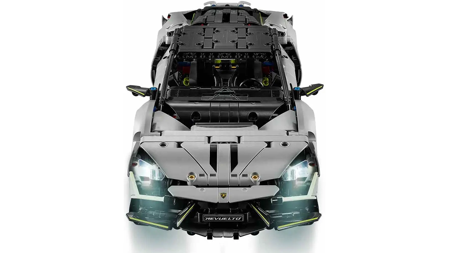 Pohled shora na model Lamborghini Revuelto ze stavebnice LEGO® Technic 42214 s rozsvícenými světlomety_02