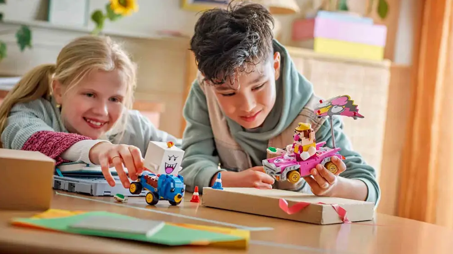 Chlapec s dievčaťom sa veselo hraj&uacute; s motok&aacute;rami zo stavebnice LEGO Super Mario 72038 Mario Kart &ndash; Wario a King Boo_03