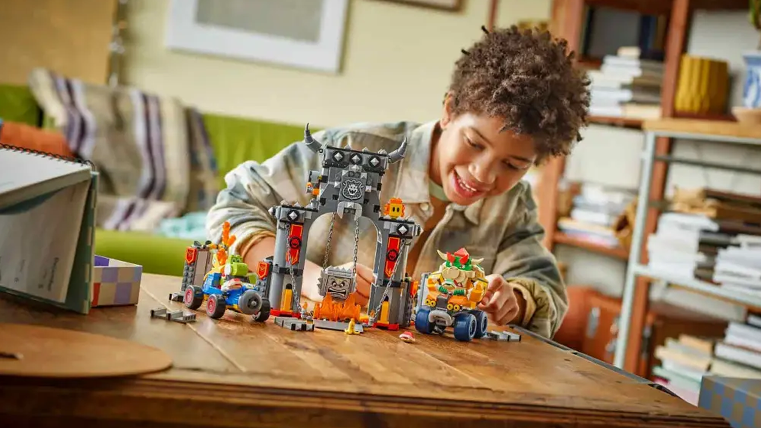 Nadšený chlapec si hraje se stavebnicí LEGO® Super Mario™ 72039 Mario Kart™ – Bowser a jeho hrad_02
