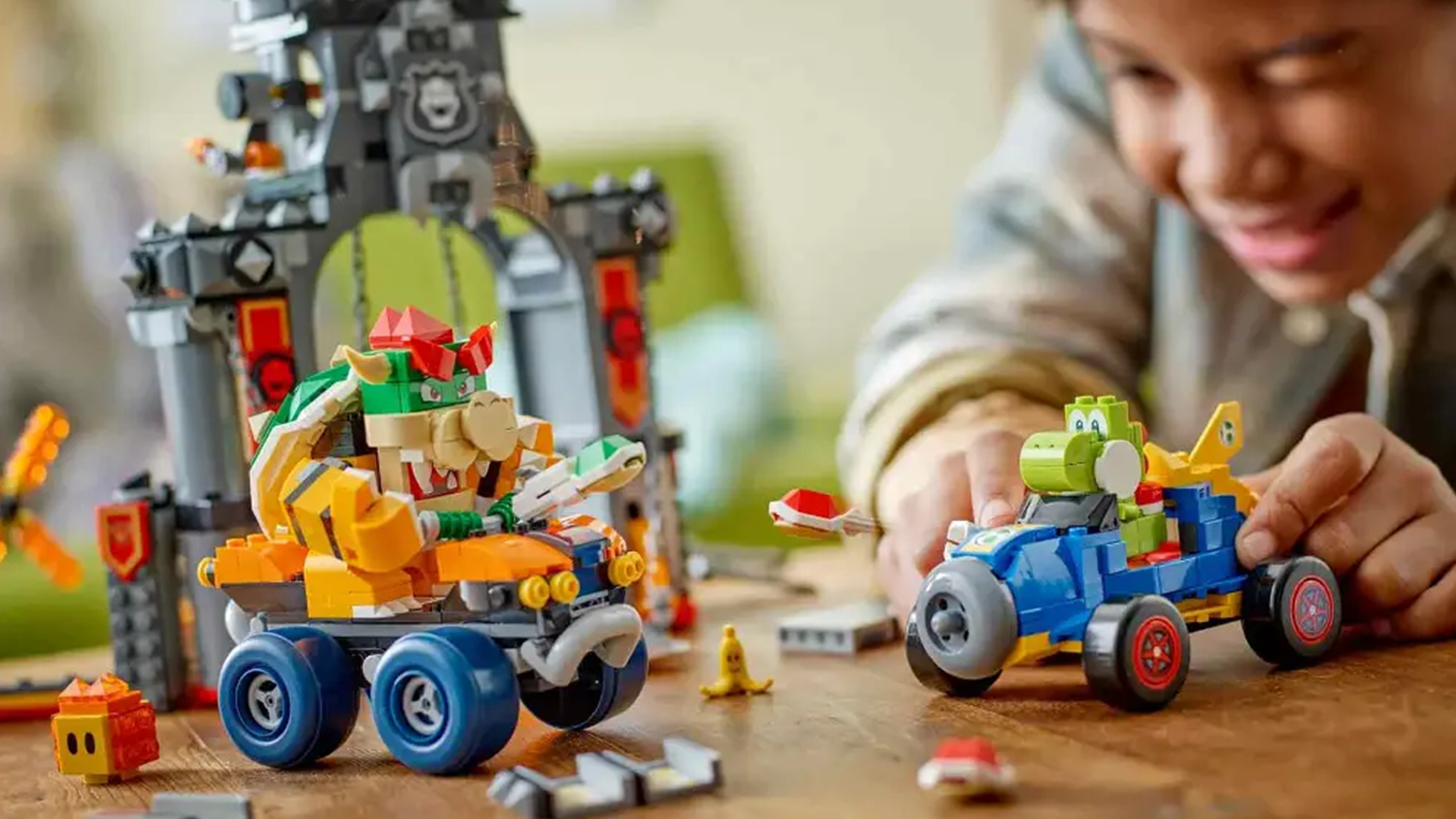 Usmívající se chlapec jezdí s vozidlem ze stavebnice LEGO® Super Mario™ 72039 Mario Kart™ – Bowser a jeho hrad_03