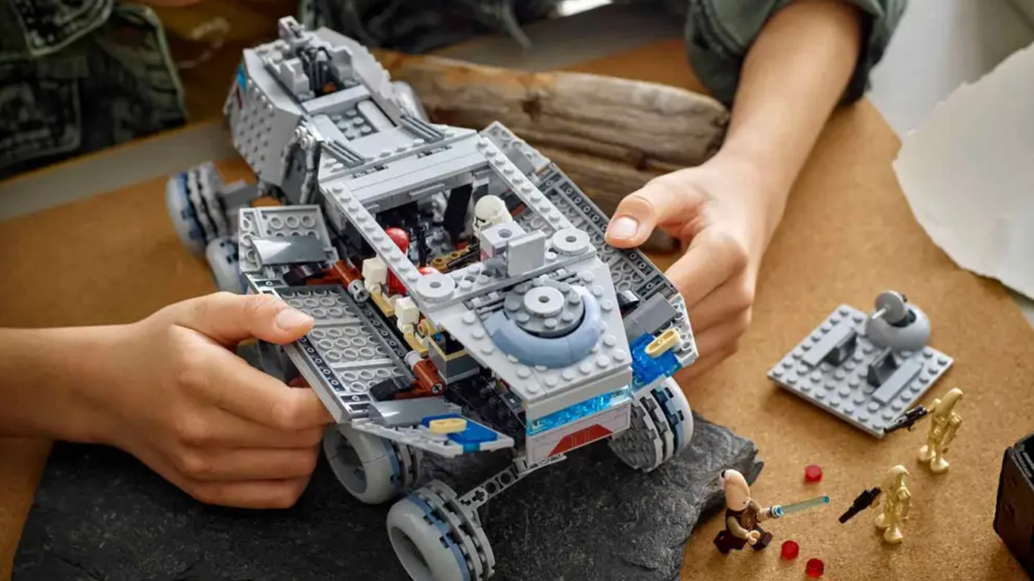 Chlapec nahlíží do interiéru vozidla ze stavebnice LEGO® Star Wars™ 75413_03