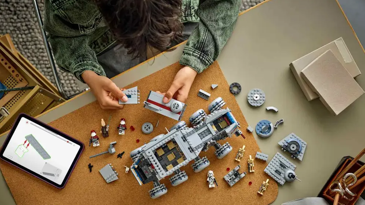 Chlapec sestavuje stavebnici LEGO® Star Wars™ 75413 Juggernaut Republiky a v tabletu má otevřený návod z aplikace LEGO® Builder_04