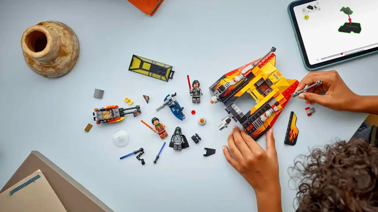 Chlapec zostavuje stavebnicu LEGO® Star Wars™ 75414 Snežný spíder Force Burner s pomocou aplikácie v tablete_04