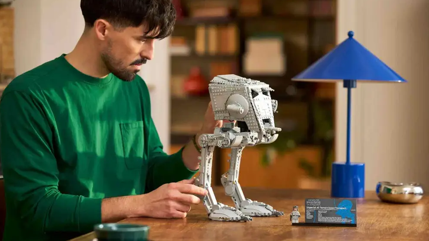 Muž si prohlíží model Chodce AT-ST™ ze stavebnice LEGO® Star Wars™ (75417)_02