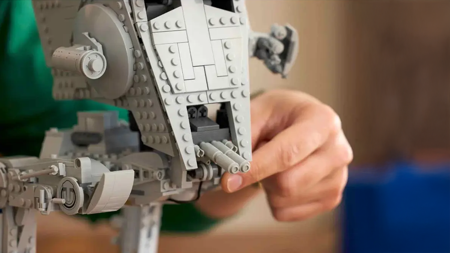 Mužská ruka nastavuje laserová děla Chodce AT-ST™ ze stavebnice LEGO® Star Wars™ (75417)_03