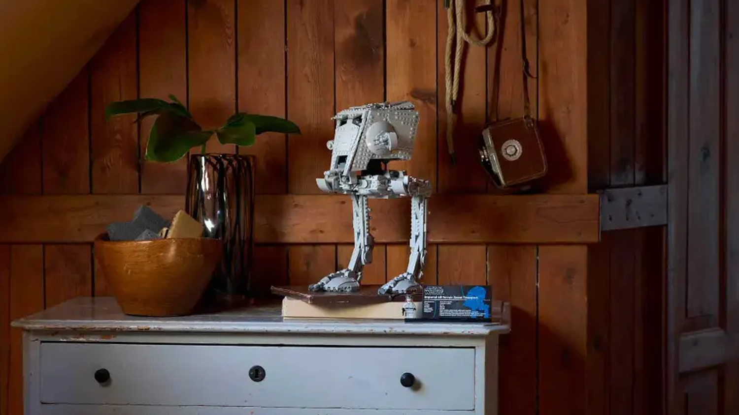 Model Chodce AT-ST™ ze stavebnice LEGO® Star Wars™ (75417) vystavený na starožitné komodě_04