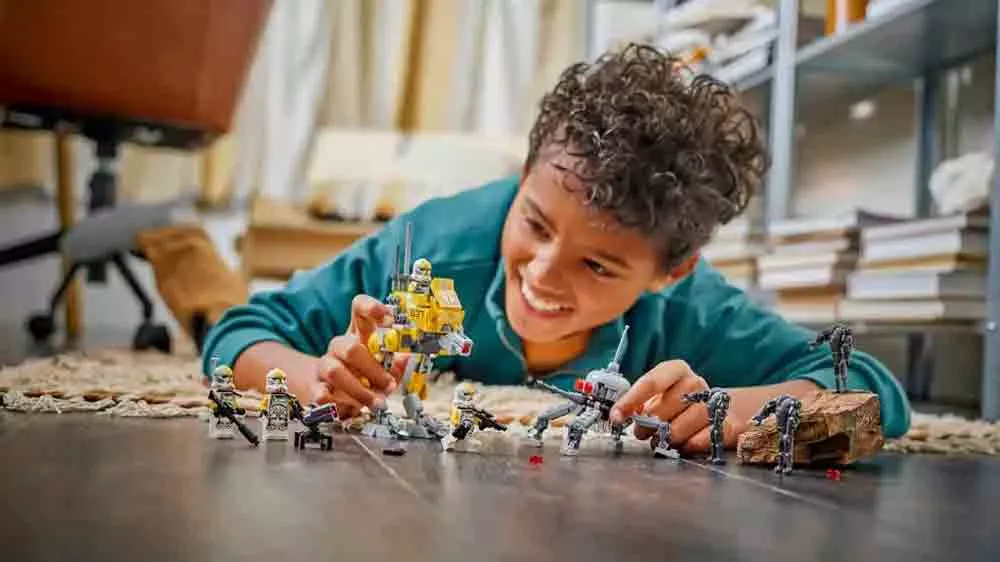 Usmievavý chlapec sa hrá so stavebnickou LEGO® Star Wars™ 75431 Bojový balík klonovaných vojakov z 327. hviezdneho zboru _02