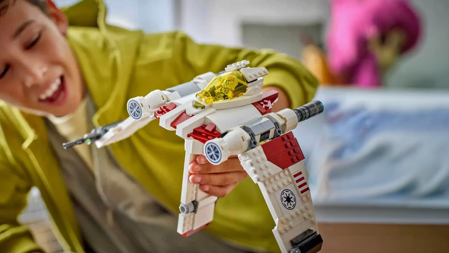 Chlapec &bdquo;l&eacute;t&aacute;&ldquo; s modelem st&iacute;hačky V-19 Torrent Starfighter ze stavebnice LEGO&reg; Star Wars&trade;_02