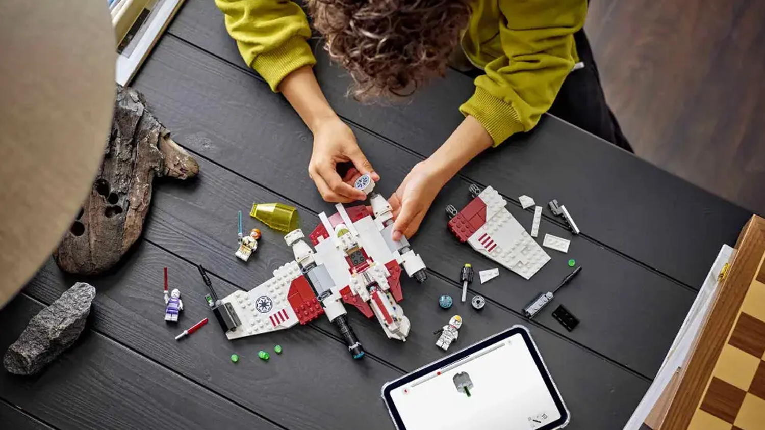 Chlapec sestavuje stavebnici LEGO&reg; Star Wars&trade; 75432 St&iacute;hačka V-19 Torrent Starfighter s pomoc&iacute; aplikace LEGO&reg; Builder v tabletu_04