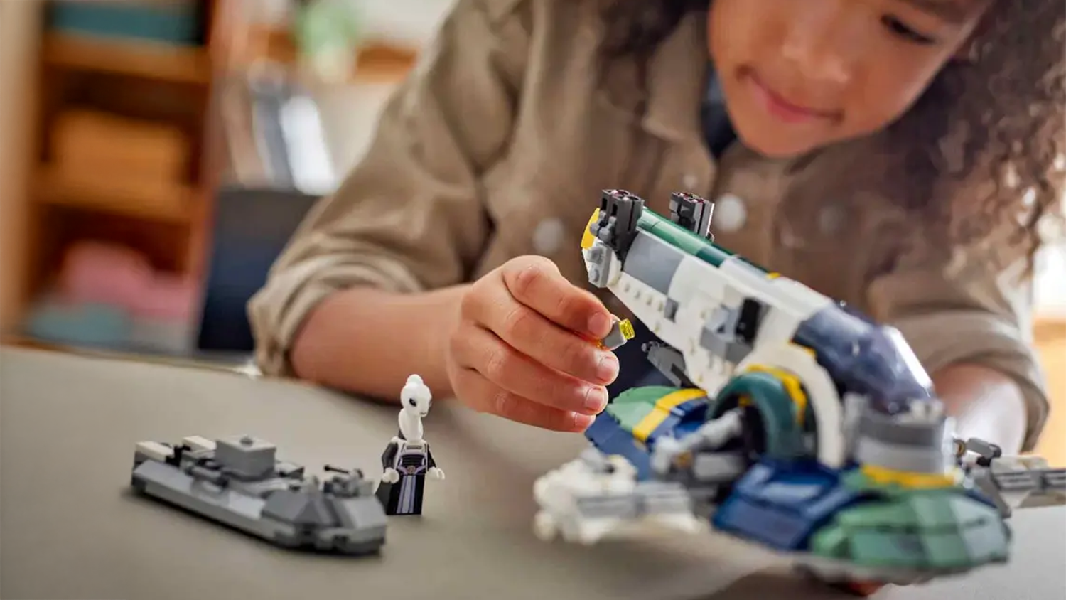 D&iacute;vka si hraje se stavebnic&iacute; LEGO&reg; Star Wars&trade; 75433 Jango Fett a jeho hvězdn&aacute; loď_02