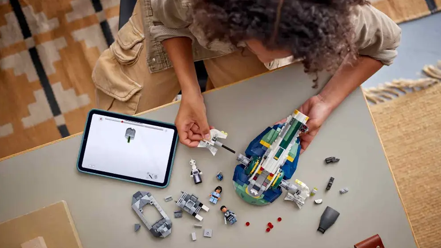 D&iacute;vka sestavuje stavebnici LEGO&reg; Star Wars&trade; 75433 Jango Fett a jeho hvězdn&aacute; loď s pomoc&iacute; aplikace LEGO&reg; Builder v tabletu_04