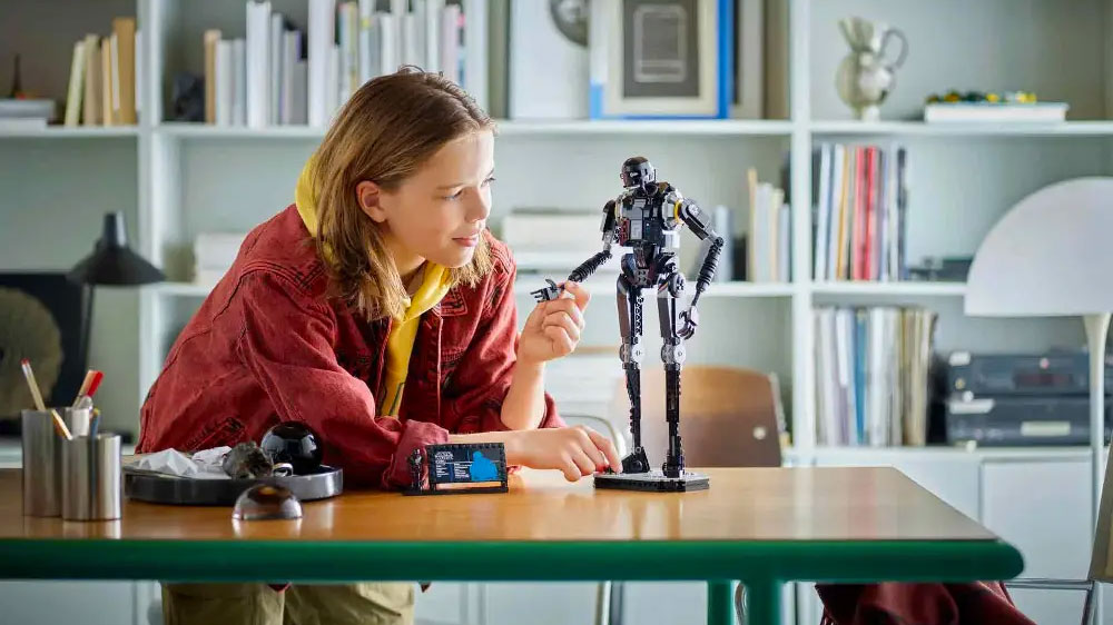 D&iacute;tě si obdivně prohl&iacute;ž&iacute; model droida K-2SO&trade; ze stavebnice LEGO&reg; Star Wars&trade;_02