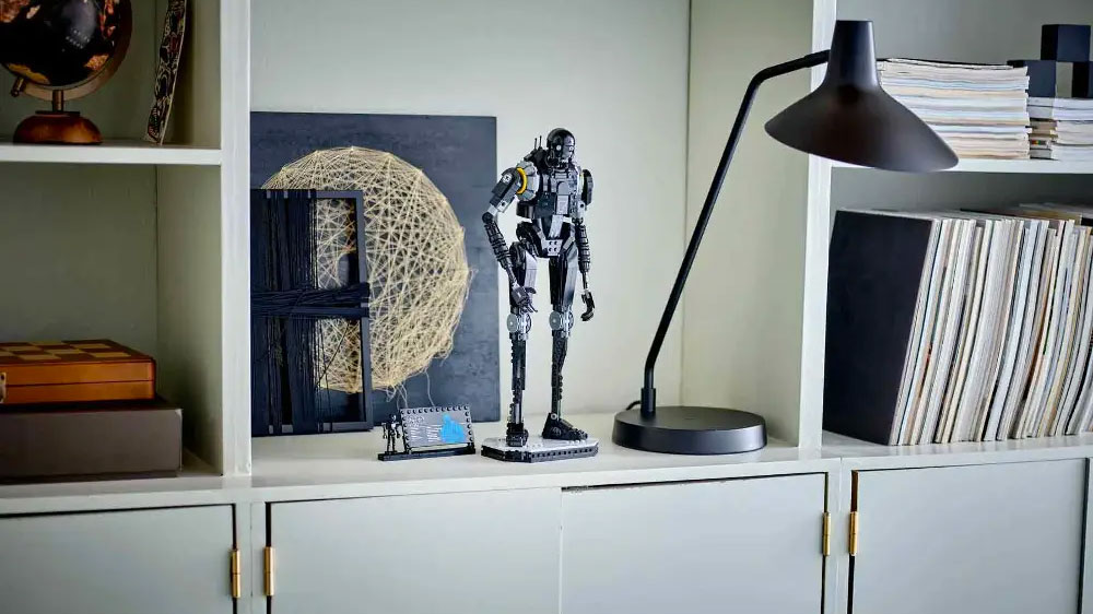 Model bezpečnostn&iacute;ho droida K-2SO&trade; ze stavebnice LEGO&reg; Star Wars&trade; vystaven&yacute; nad skř&iacute;ňkami_04