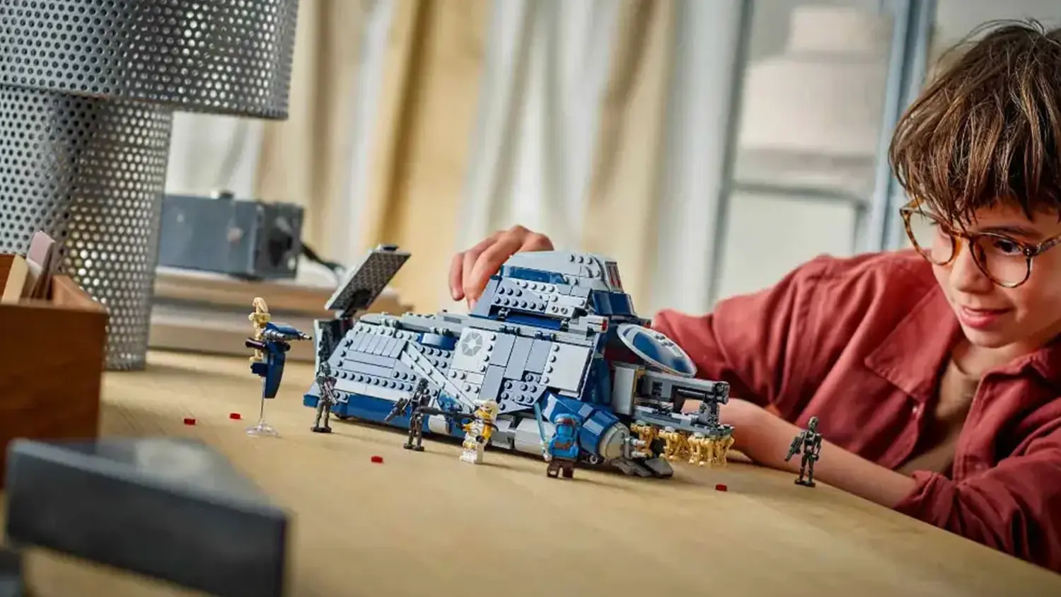 Chlapec si hraje se stavebnic&iacute; LEGO&reg; Star Wars&trade; 75435 MTT&trade; Separatistů z bitvy o Felucii_02