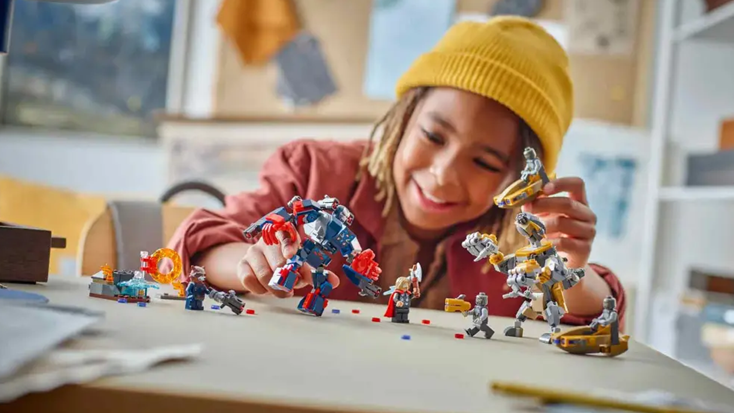 Chlapec si hraje se stavebnicí LEGO® Marvel 76322 Avengers: Endgame Thor vs. Chitauri_02