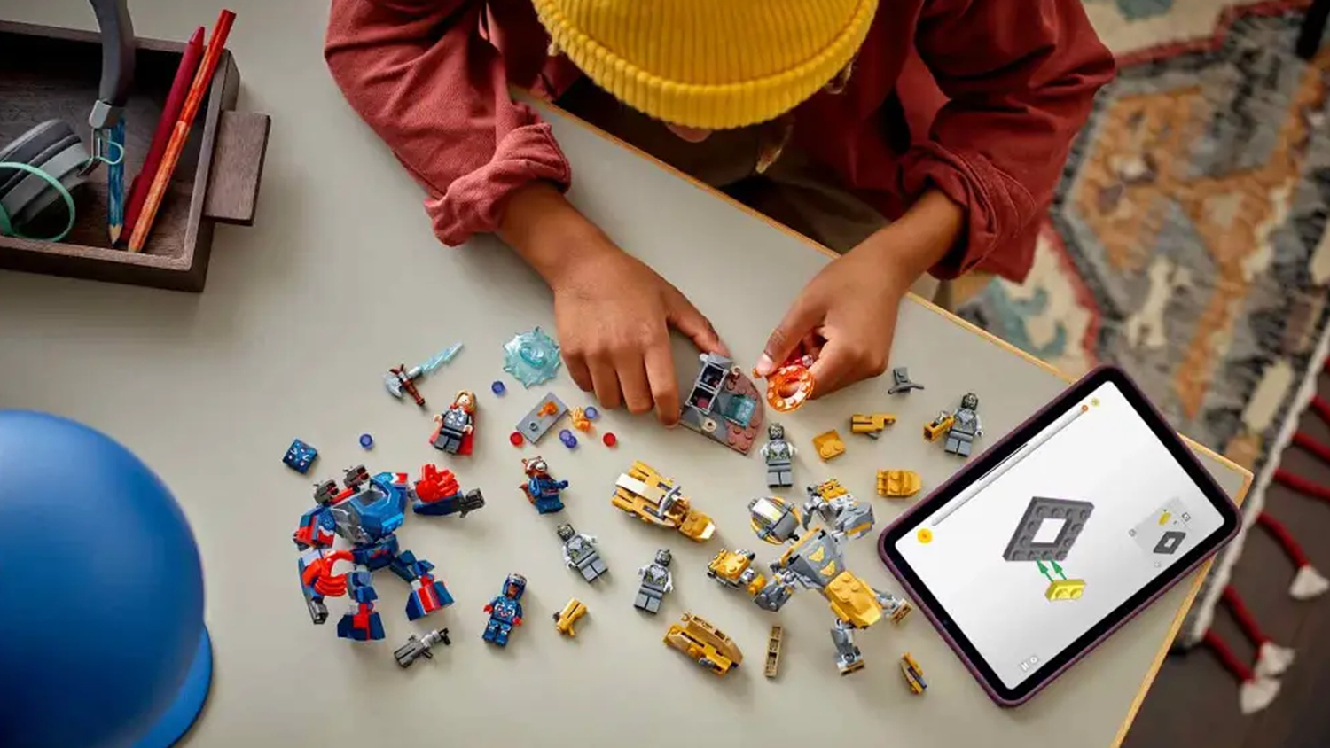 Chlapec sestavuje stavebnici LEGO® Avengers: Endgame Thor vs. Chitauri s pomocí aplikace LEGO® Builder v tabletu_04