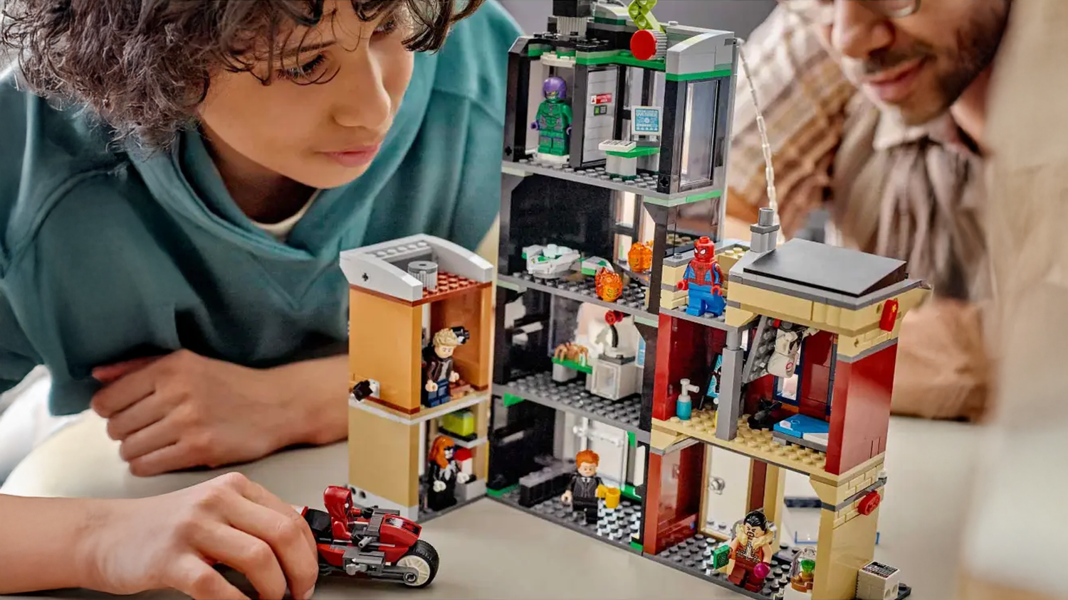 Muž s chlapcem si hraj&iacute; se stavebnic&iacute; LEGO&reg;  Marvel 76324 Spider-Man vs. Oscorp_02