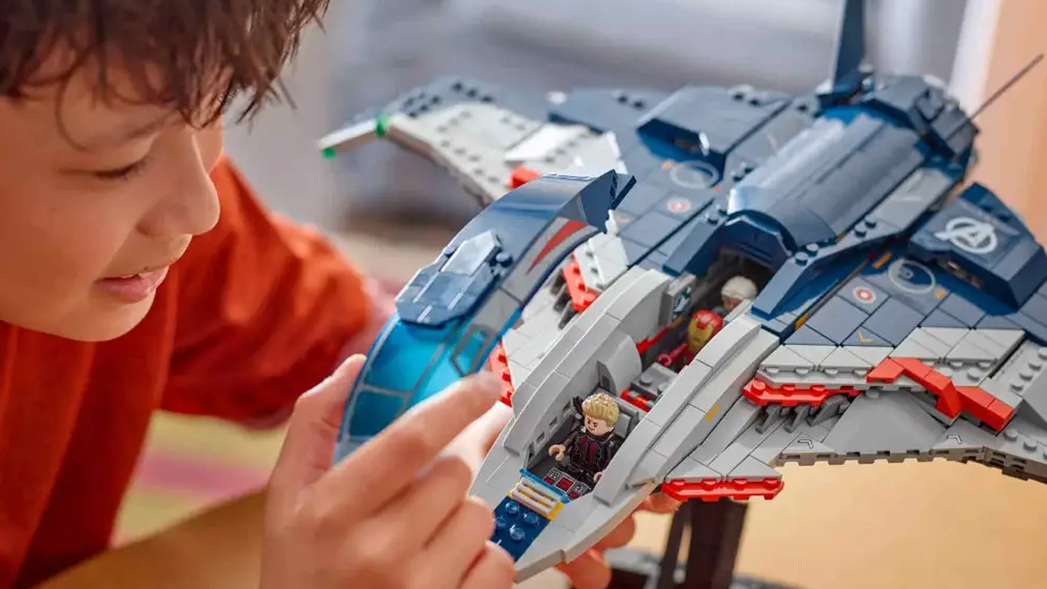 Chlapec nahl&iacute;ž&iacute; do kokpitu st&iacute;hačky Quinjet, ve kter&eacute;m jsou minifigurky postav z Avengers_03