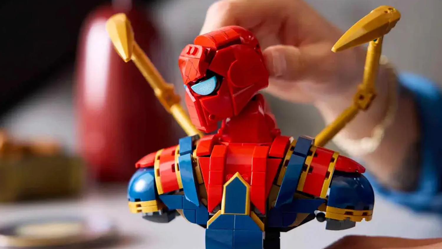 Polohov&aacute;n&iacute; busty Iron Spider-Mana ze stavebnice LEGO&reg;_02