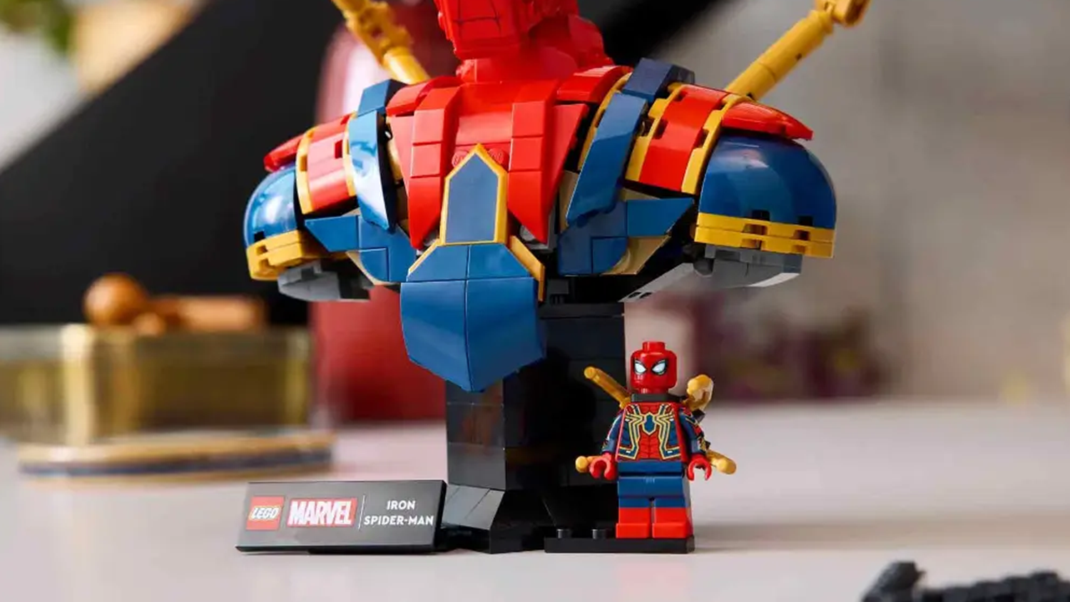 Busta Iron Spider-Mana ze stavebnice LEGO&reg; na podstavci s minifigurkou_03