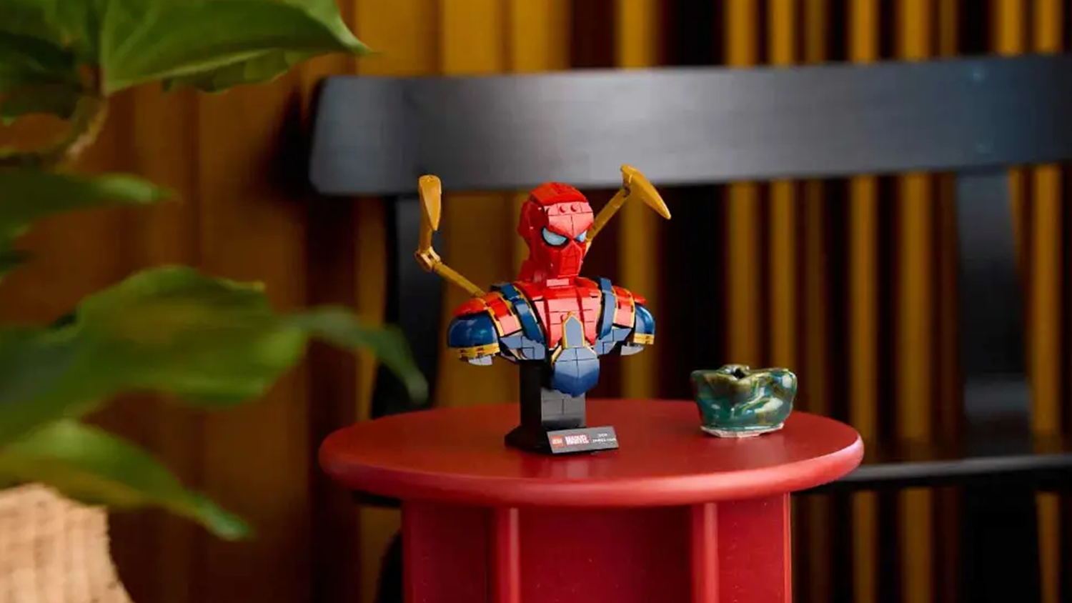 Busta Iron Spider-Mana ze stavebnice LEGO&reg; vystaven&aacute; na červen&eacute;m stolku_04