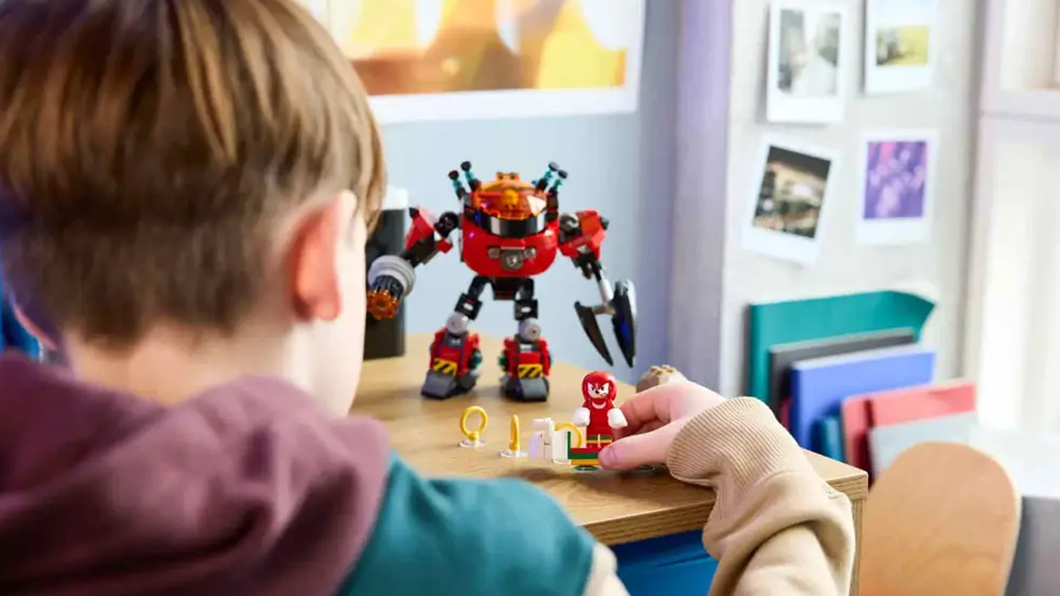 Chlapec si hraje se stavebnic&iacute; LEGO&reg; Sonic the Hedgehog&trade; 77005 Knuckles vs. Dr. Eggman: Robotick&yacute; oblek Egg Crusher_03