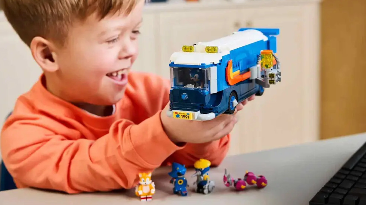 Mal&yacute; chlapec si radostně hraje se stavebnic&iacute; LEGO&reg; Sonic the Hedgehog&trade; 77006 Velitelsk&eacute; vozidlo t&yacute;mu Sonic_02