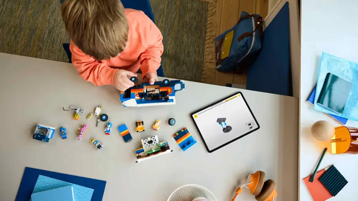 Mal&yacute; chlapec sestavuje stavebnici LEGO&reg; Sonic the Hedgehog&trade; 77006 Velitelsk&eacute; vozidlo t&yacute;mu Sonic s pomoc&iacute; aplikace LEGO&reg; Builder v tabletu_04