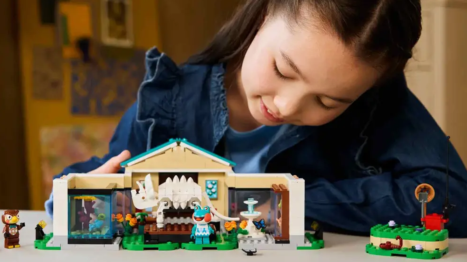 D&iacute;vka si hraje se stavebnic&iacute; LEGO&reg; Animal Crossing&trade; 77056 Blathers a jeho muzejn&iacute; sb&iacute;rka _02