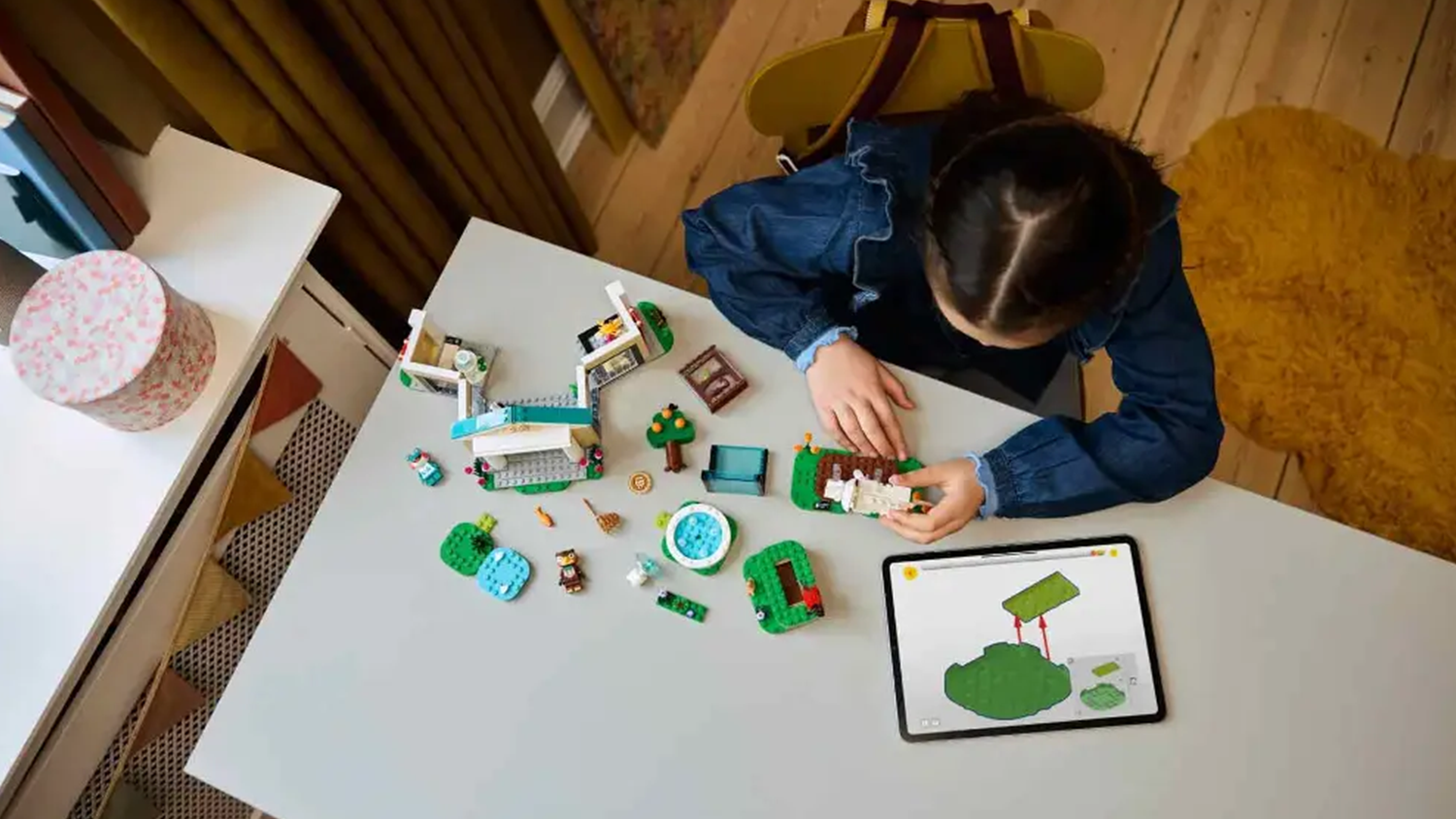 D&iacute;vka sestavuje stavebnici LEGO&reg; Animal Crossing&trade; 77056 Blathers a jeho muzejn&iacute; sb&iacute;rka s pomoc&iacute; aplikace LEGO&reg; Builder v tabletu_04