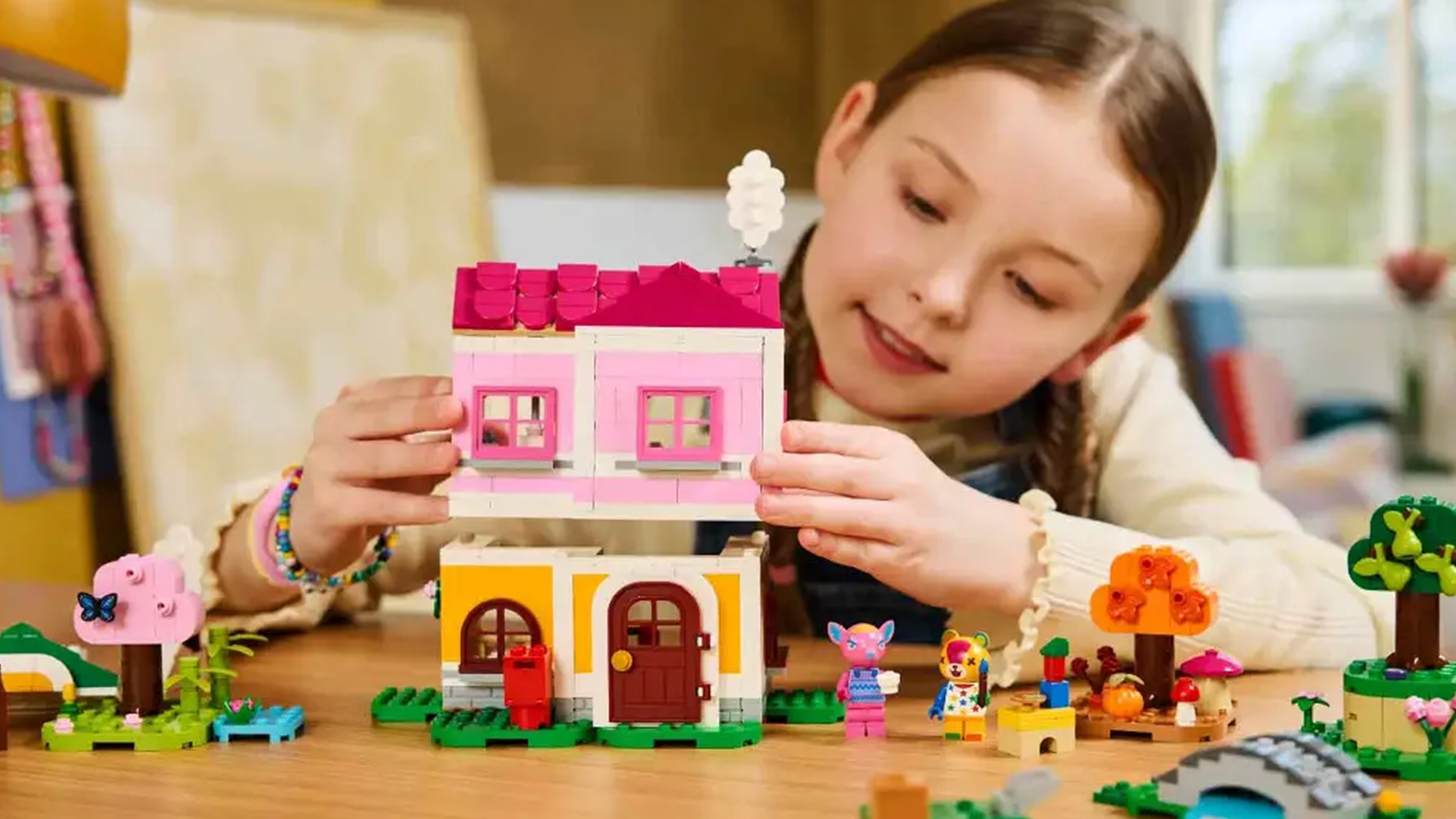 Dívka vytváří ze 2 domečků ze stavebnice LEGO® Animal Crossing™ 2patrový dům_02