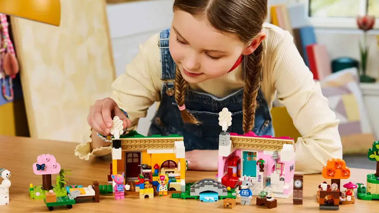 Dívka si hraje se stavebnicí LEGO® Animal Crossing™ 77057 Tvořivé domečky: Zábavná roční období_04