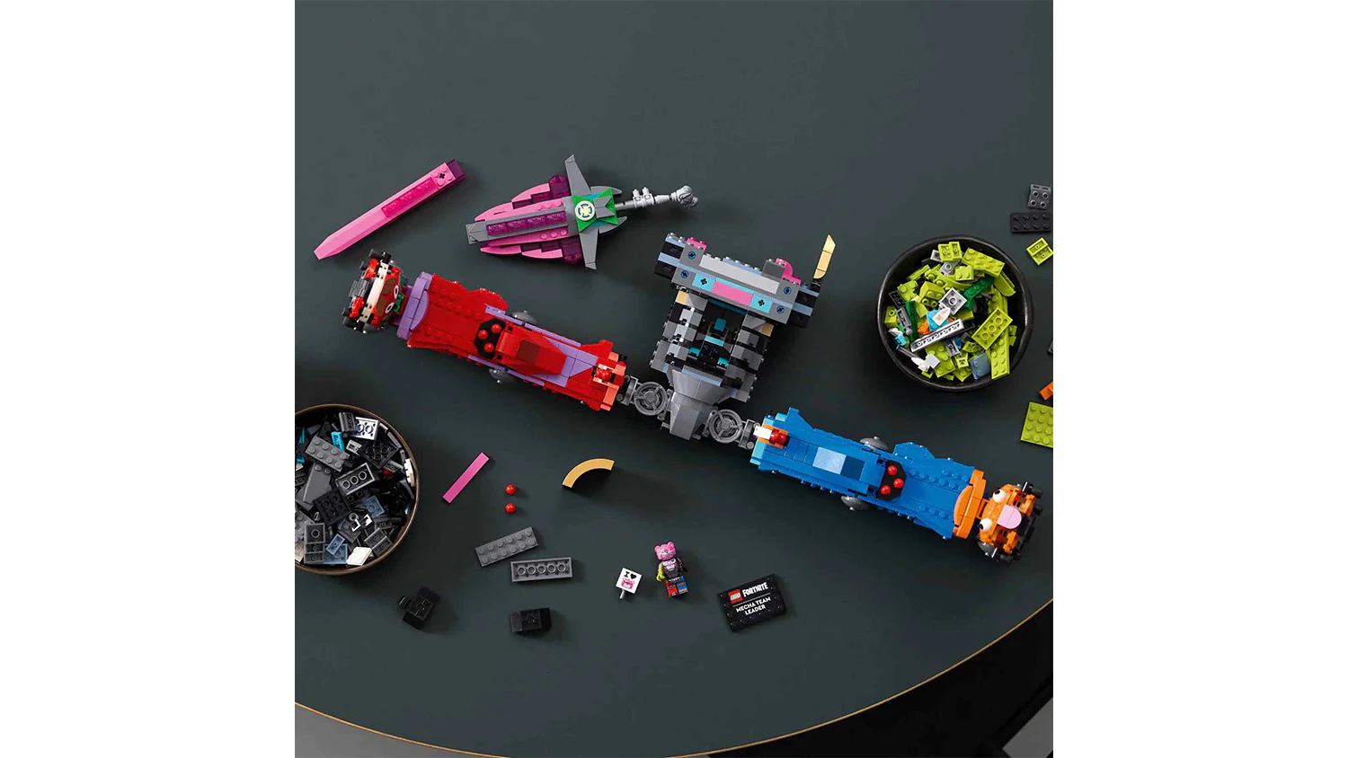 Hotov&aacute; č&aacute;st modelu robota ze stavebnice LEGO&reg; Fortnite&reg; 77078 Mecha Team Leader a dal&scaron;&iacute; d&iacute;lky na stole