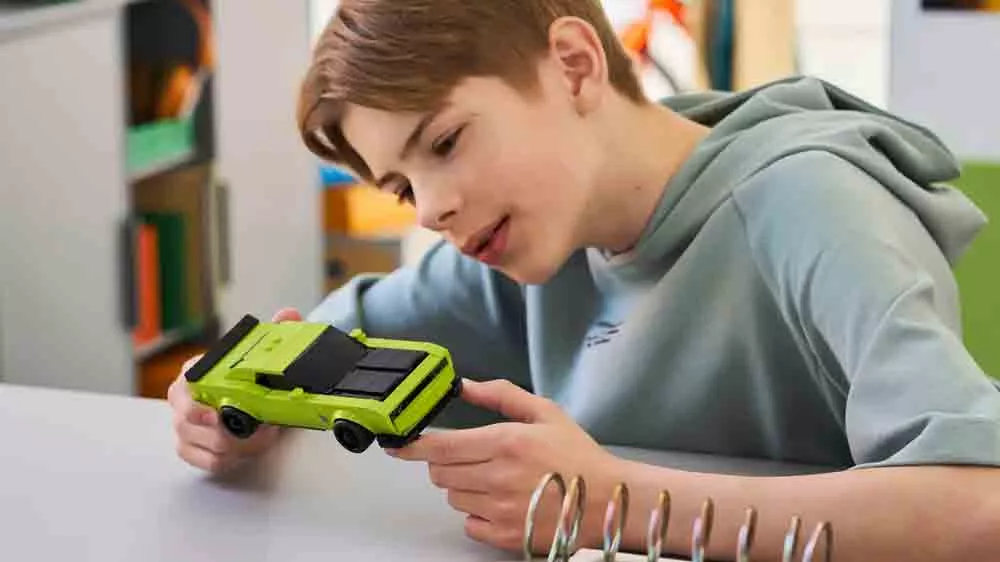 Chlapec pri hre so stavebnicou LEGO&reg; Speed Champions 77237 &Scaron;portov&eacute; auto Dodge Challenger SRT Hellcat_03