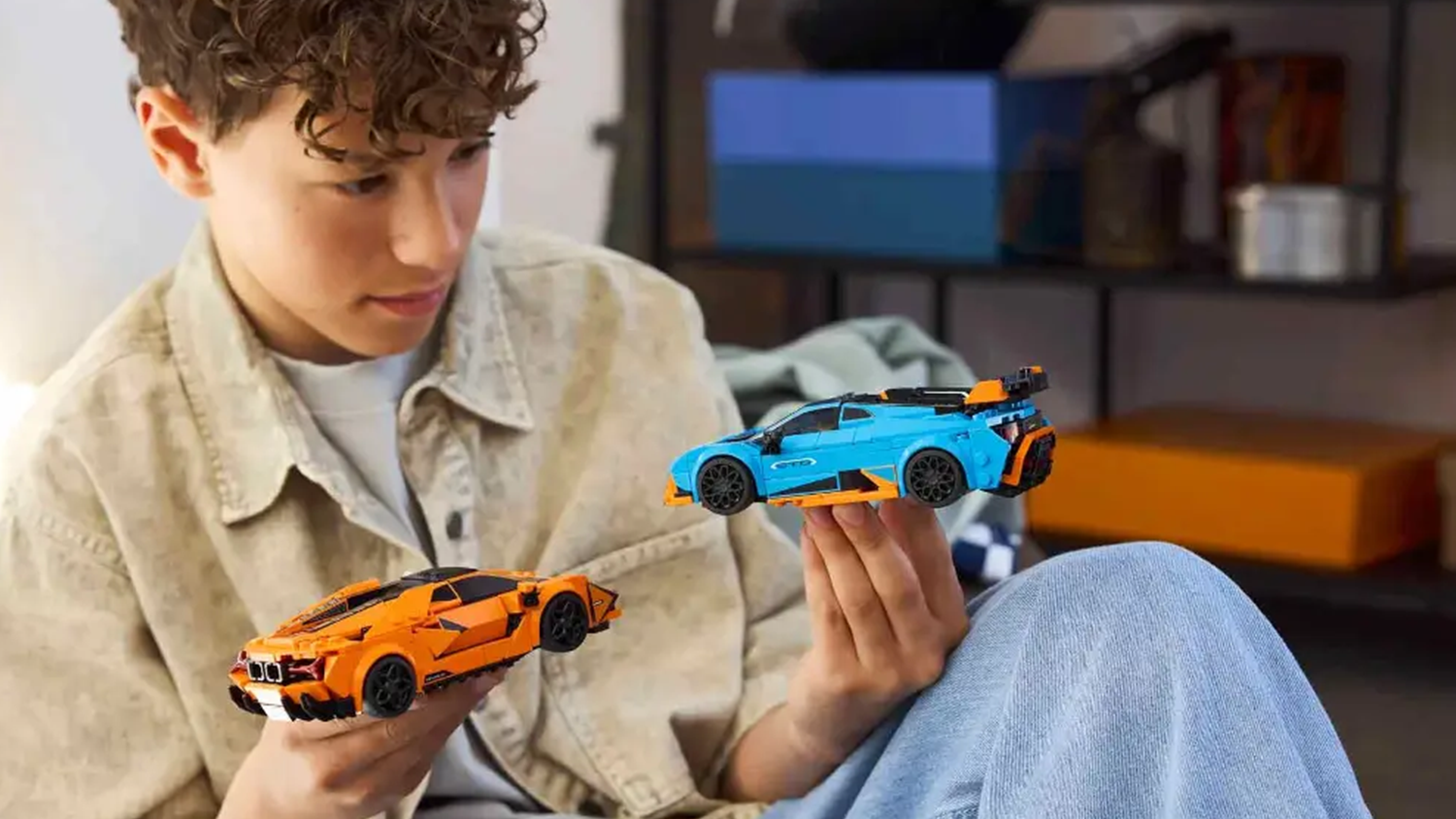 Mlad&iacute;k drž&iacute; v ruce modely aut ze stavebnice LEGO&reg; Speed Champions 77238 Lamborghini Revuelto a Hurac&aacute;n STO_02