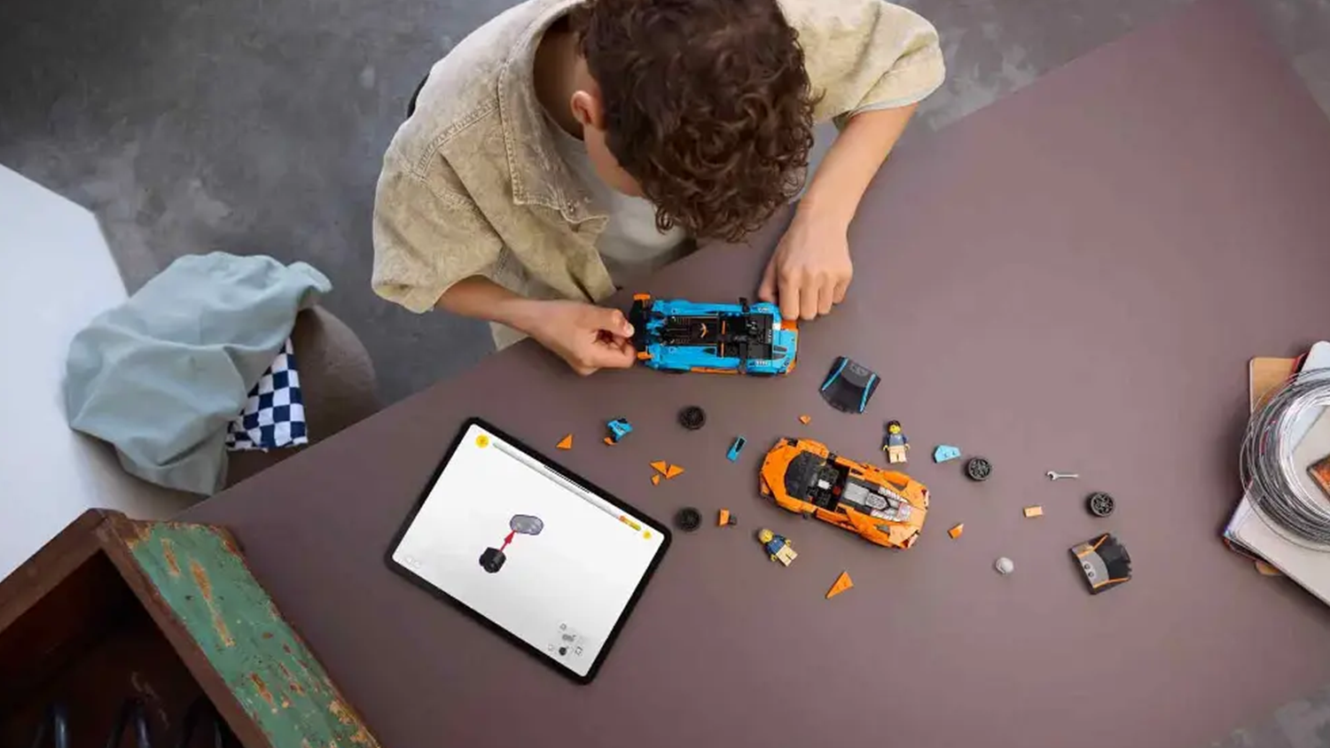Mlad&iacute;k sestavuje stavebnici LEGO&reg; Speed Champions 77238 Lamborghini Revuelto a Hurac&aacute;n STO s pomoc&iacute; aplikace v tabletu_04