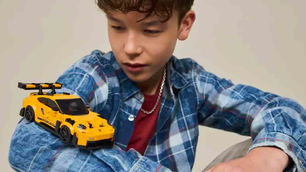 Chlapec pri hre so stavebnicou LEGO&reg; Speed Champions 77239 Superauto Porsche 911 GT3 RS_03
