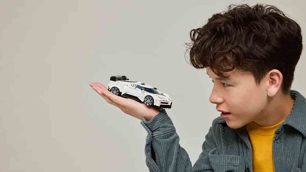 Chlapec u hry se stavebnic&iacute; LEGO&reg; Speed Champions 77240 Hyper sportovn&iacute; auto Bugatti Centodieci_03