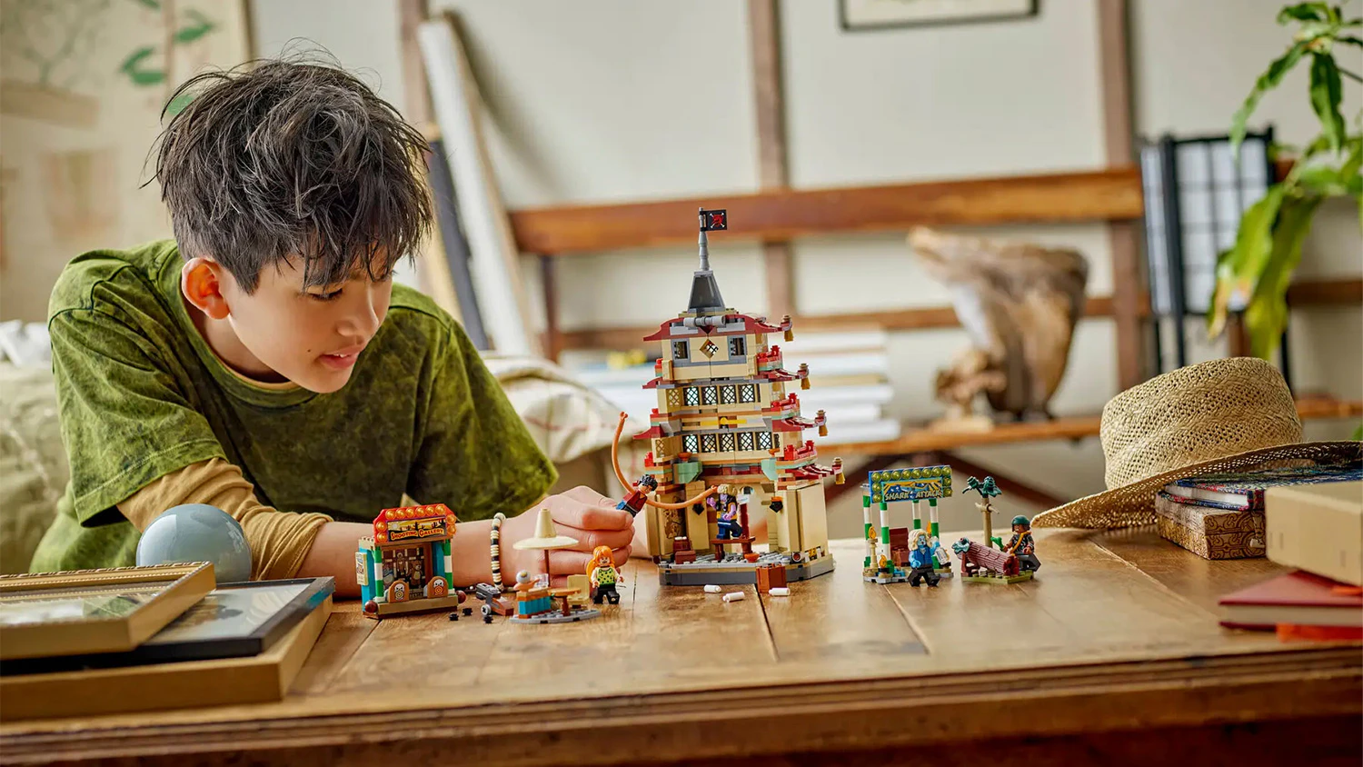 Chlapec sa hr&aacute; so stavebnicou LEGO&reg; One Piece 75638 Bitka pri Arlongu parku