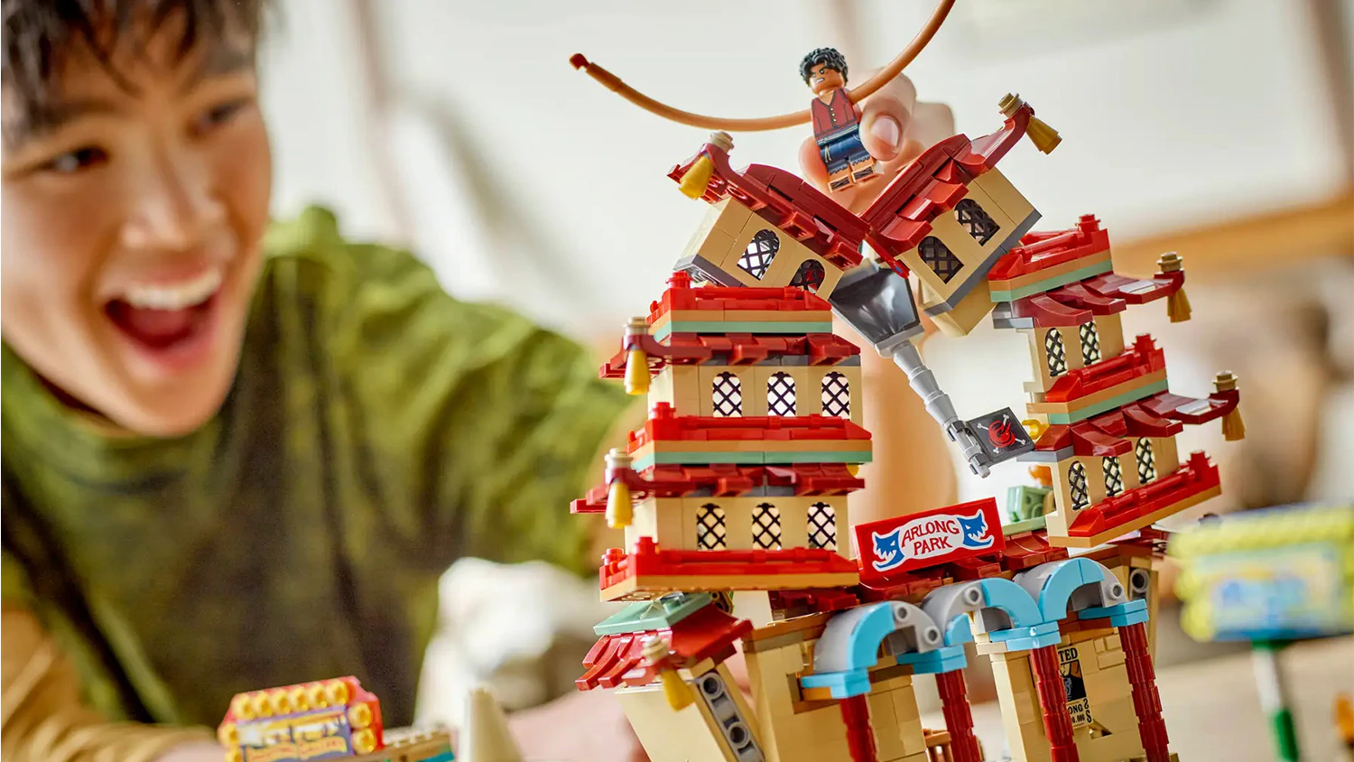 Nad&scaron;en&yacute; chlapec vyhodil do vzduchu model stavebnice LEGO&reg;