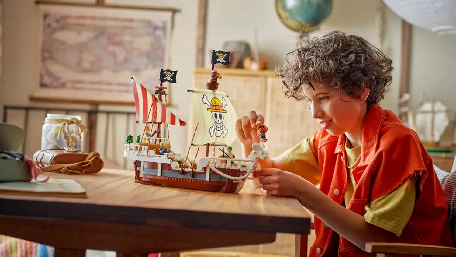 Dítě si hraje se stavebnicí LEGO® ONE PIECE 75639 Pirátská loď Plovoucí Merry_02