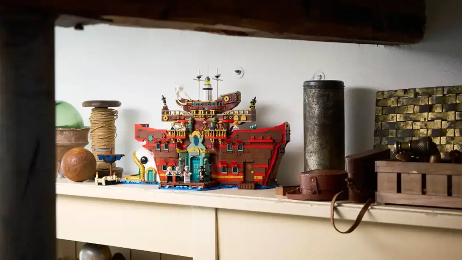 Stavebnica LEGO&reg; ONE PIECE 75640 Pl&aacute;vaj&uacute;ce re&scaron;taur&aacute;cie Baratie vystaven&aacute; na polici vedľa ďal&scaron;&iacute;ch dizajnov&yacute;ch doplnkov_02