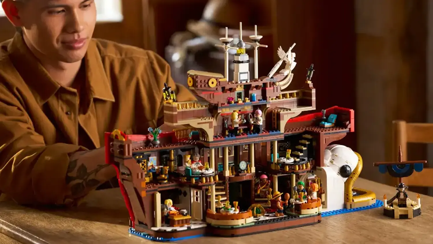 Usmievaj&uacute;ci sa muž so stavebnicou LEGO&reg; ONE PIECE 75640 Pl&aacute;vaj&uacute;ce re&scaron;taur&aacute;cie Baratie_03