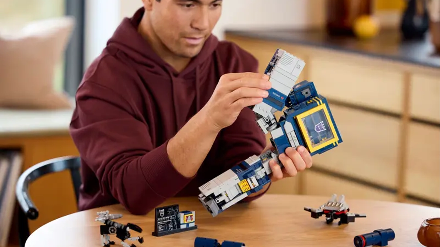 Muž stavia Lego&reg; ikony Transformers: Soundwave 10358_03