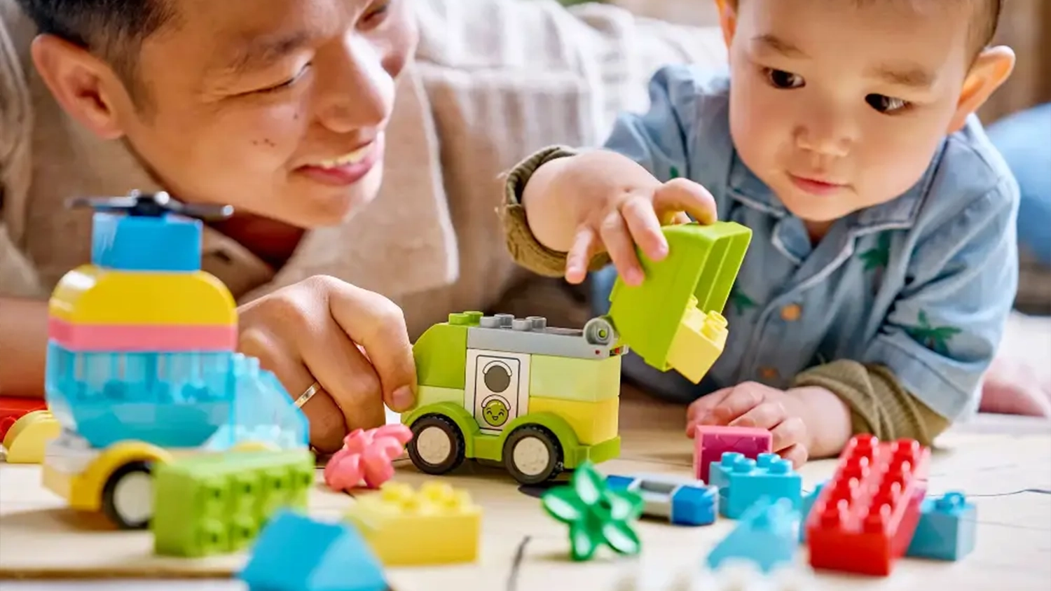 Usm&iacute;vaj&iacute;c&iacute; se otec se synem si hraj&iacute; se stavebnic&iacute; LEGO&reg; DUPLO&reg; 10474 Kreativn&iacute; vozidla.