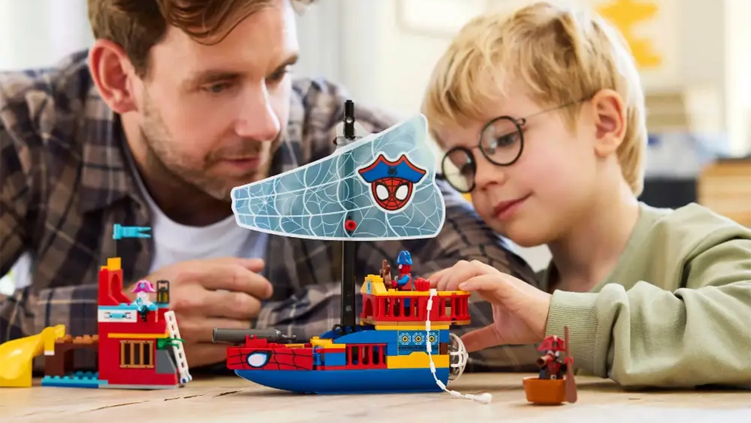 Muž s chlapcem si hraj&iacute; se stavebnic&iacute; LEGO&reg; | Marvel 11208 Pir&aacute;tsk&aacute; loď Spideyho t&yacute;mu.