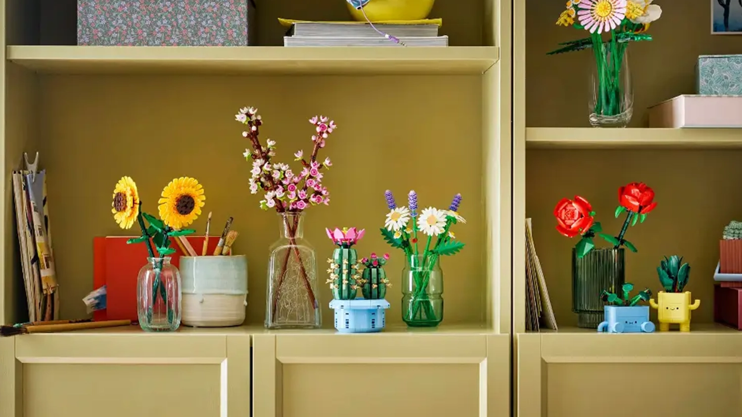 Kytica zo sedmokr&aacute;sok a levandule zo stavebnice LEGO&reg; Botanicals (11508) vystaven&aacute; na polici vedľa ďal&scaron;&iacute;ch rastl&iacute;n z kolekcie LEGO&reg; Botanicals