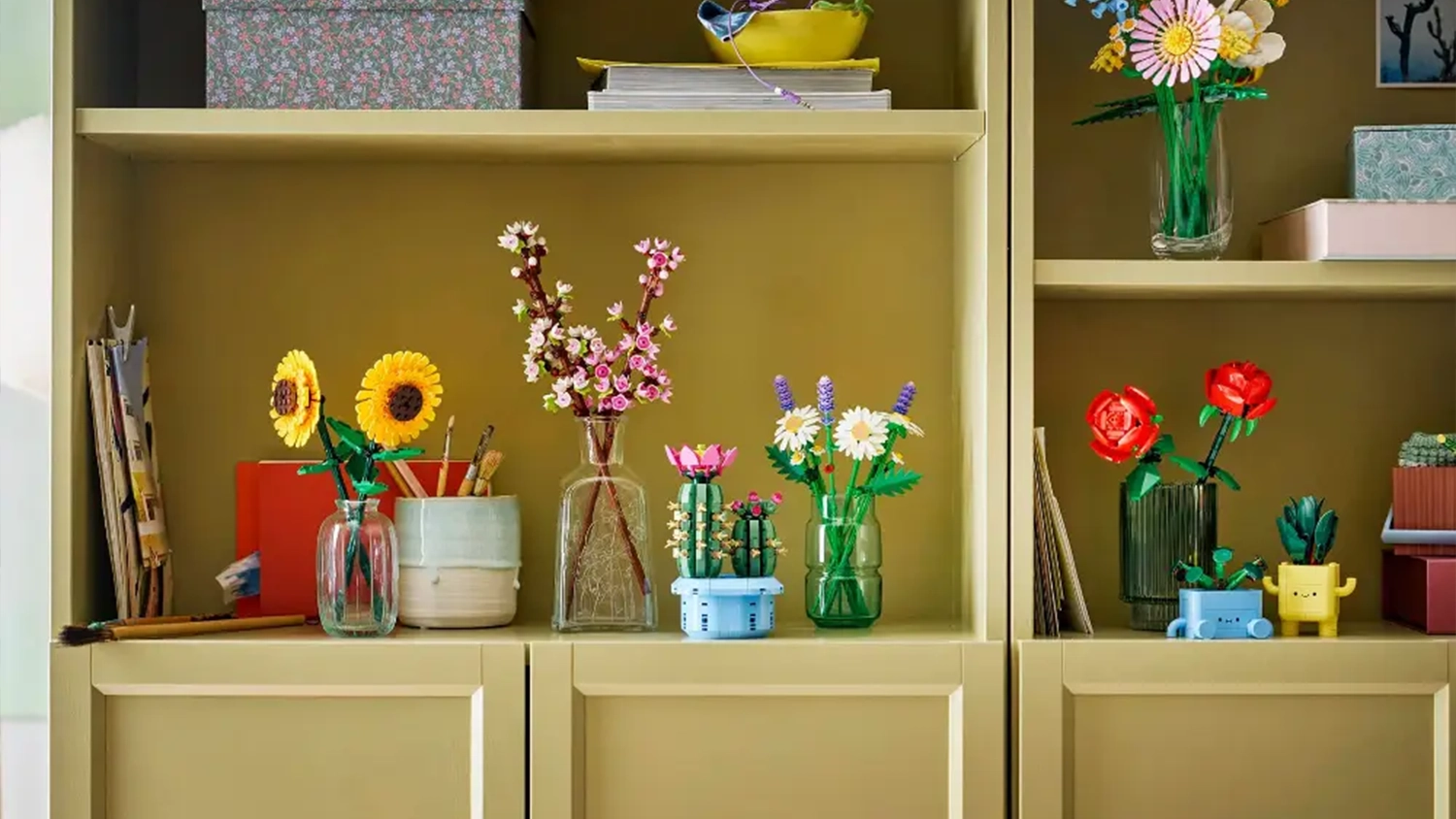 Kvetouc&iacute; kaktusy ze stavebnice LEGO&reg; Botanicals (11509) vystaven&eacute; na polici vedle dal&scaron;&iacute;ch barevn&yacute;ch rostlin z kolekce LEGO&reg; Botanicals