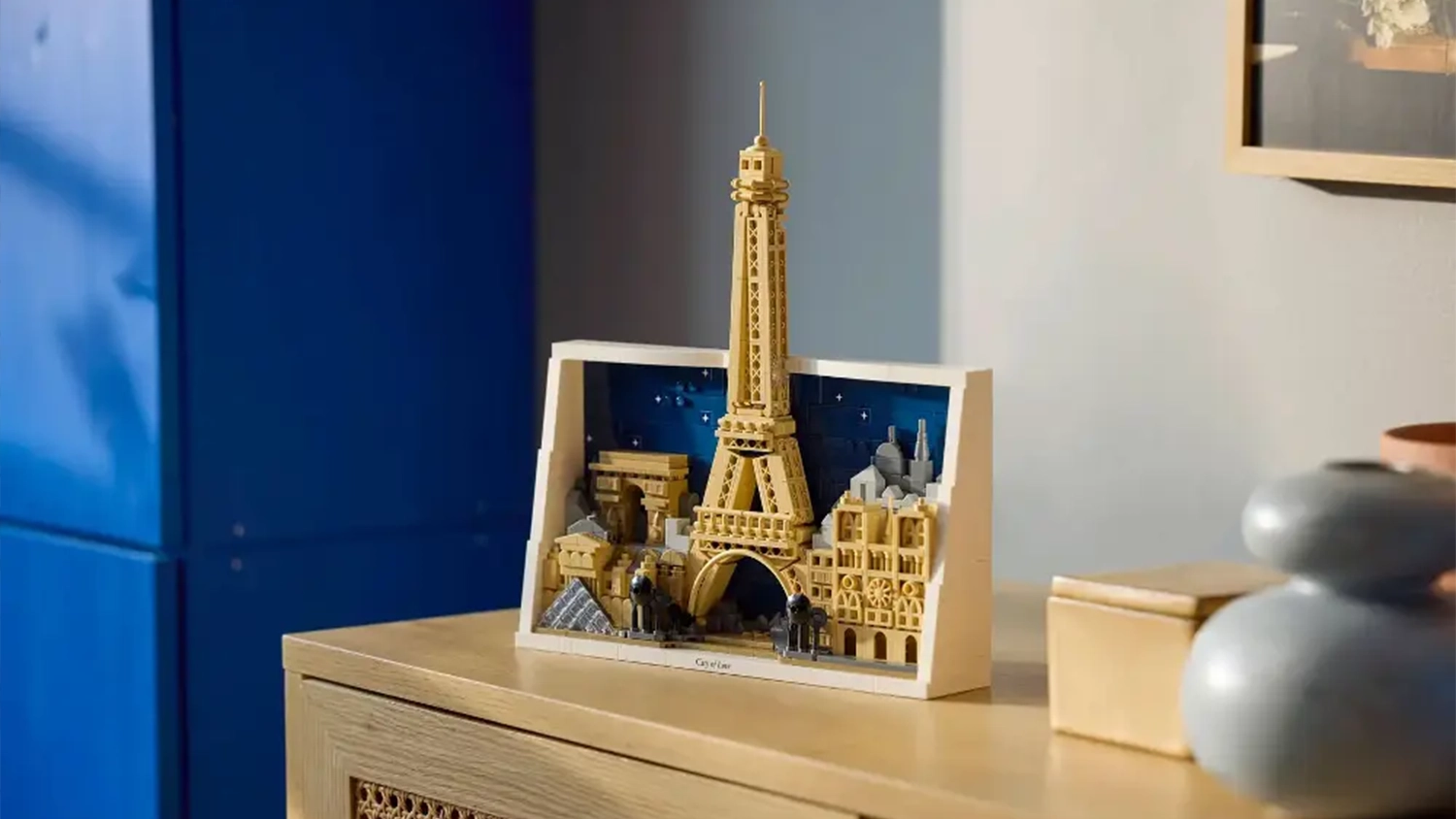 Stavebnice LEGO® Architecture 21064 Paříž – město lásky vystavená na komodě