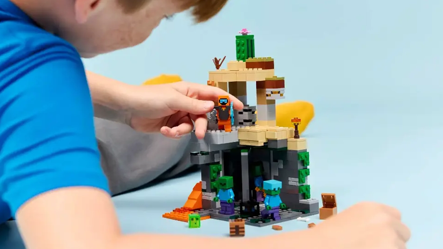 Chlapec si hraje se stavebnic&iacute; LEGO&reg; Minecraft&reg; 21587 Zombie kobka.